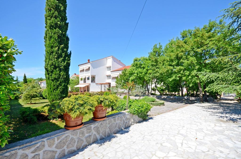 Apartments Sinisa Malinska Exterior photo